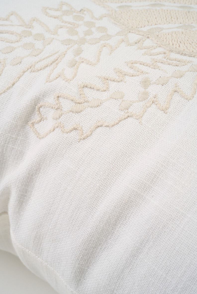 Dekoratiivpadi valge - 2