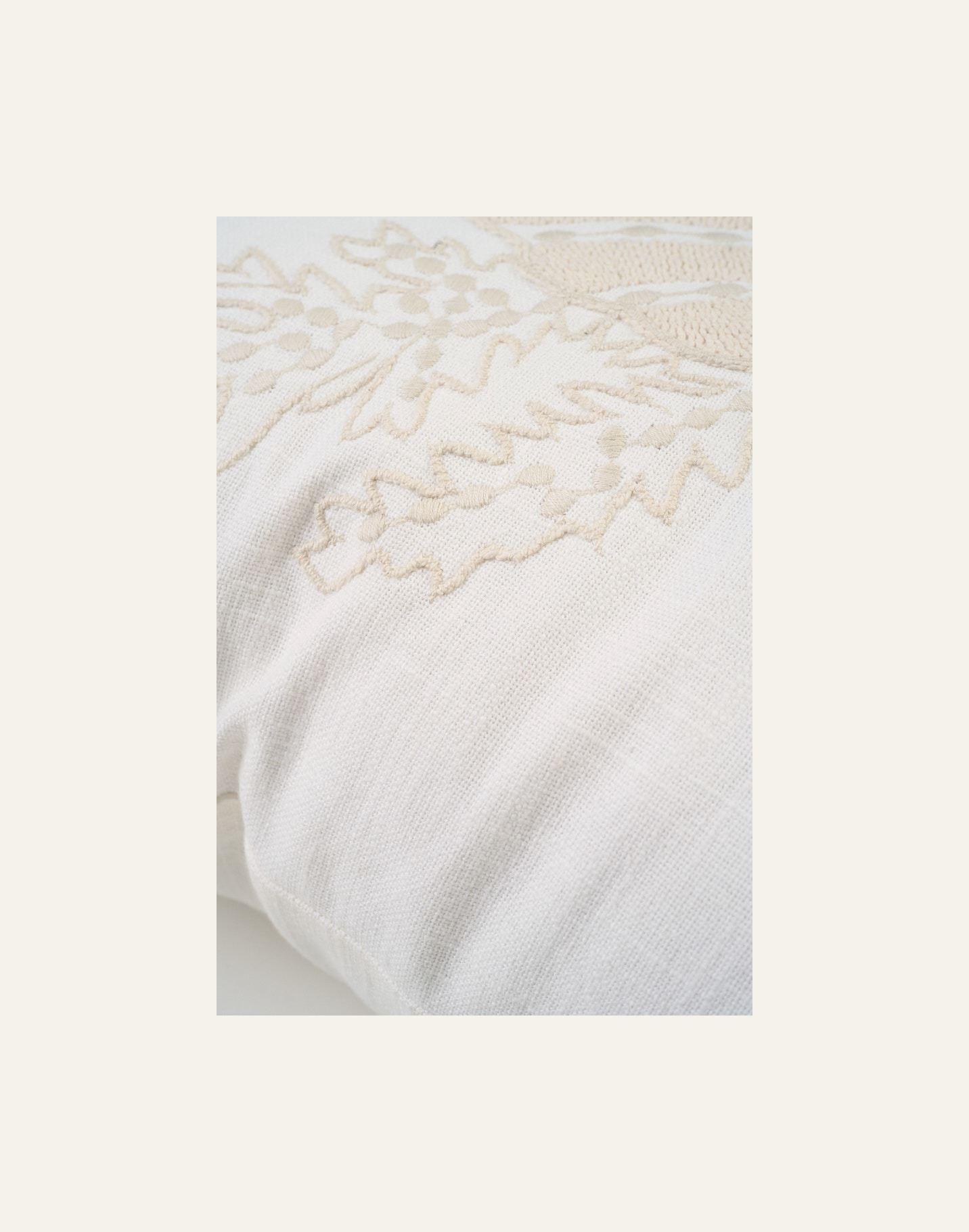 Dekoratiivpadi valge - 2