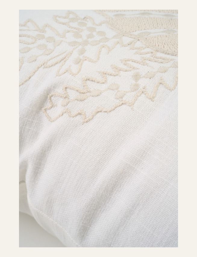 Dekoratiivpadi valge - 2