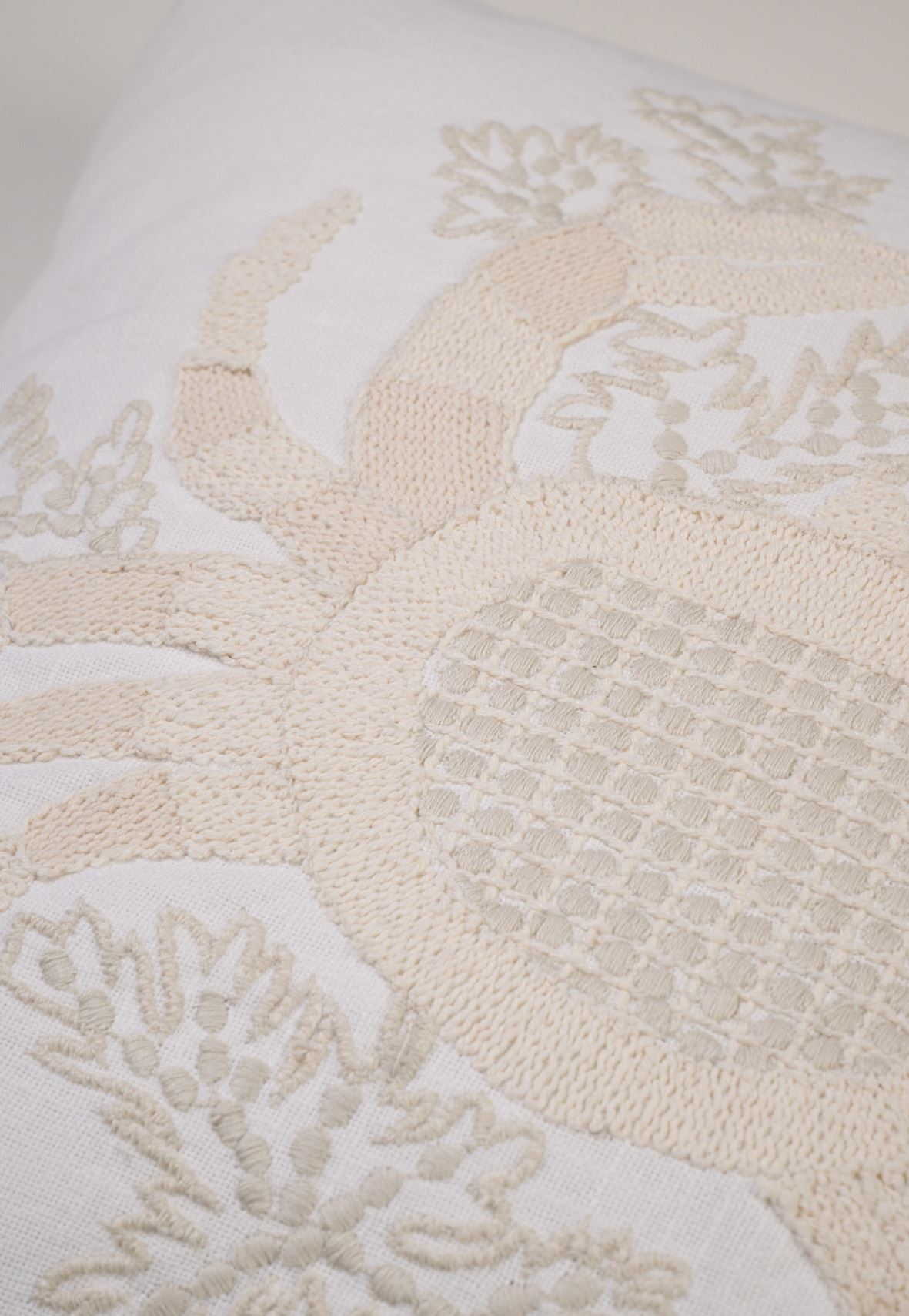 Dekoratiivpadi valge - 2