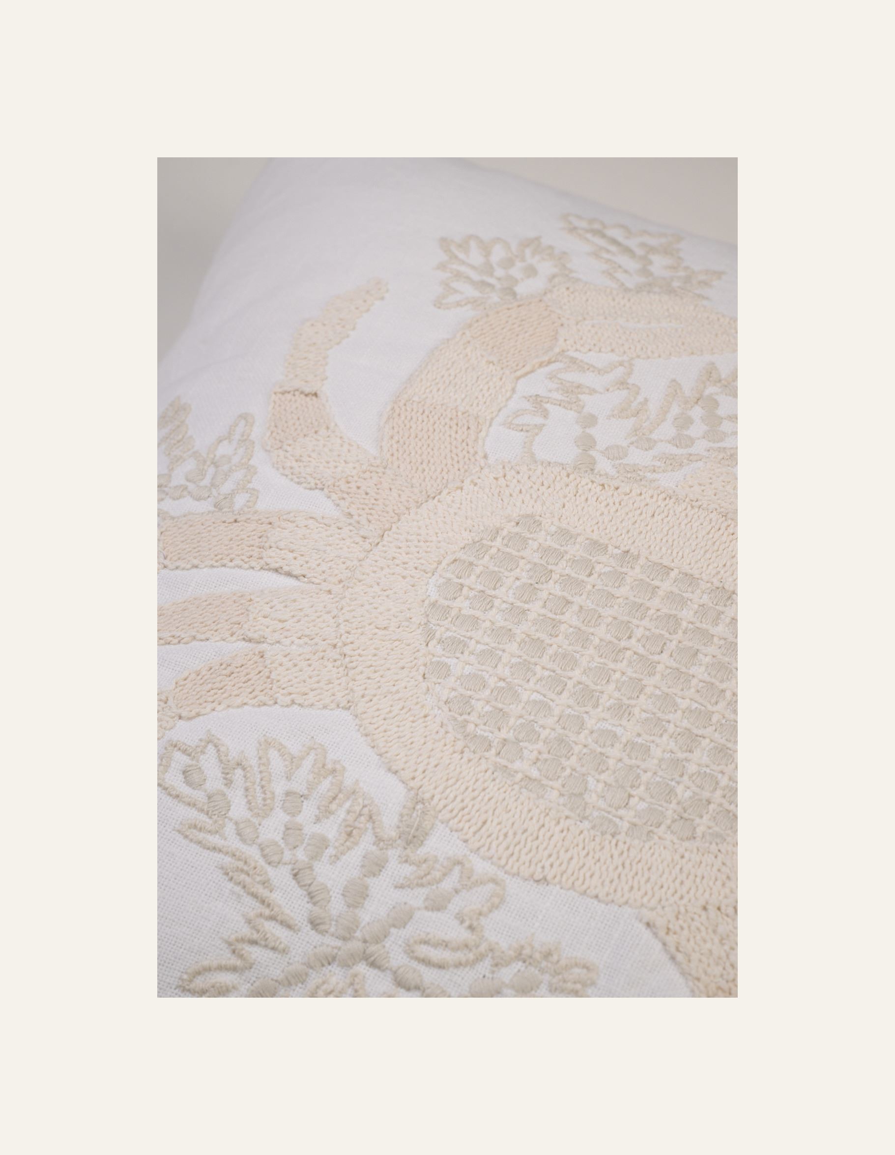 Dekoratiivpadi valge - 2