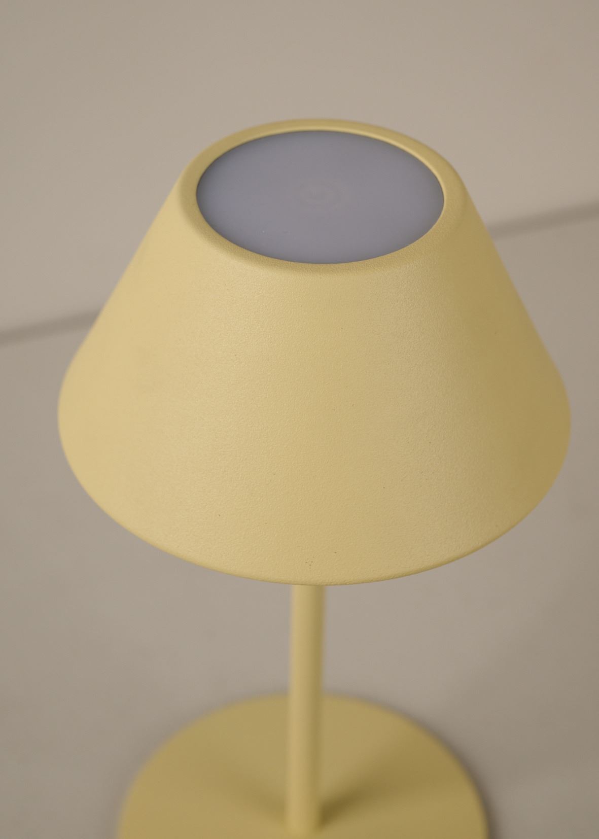 Patareitoitel valgusti hele kollane - 4