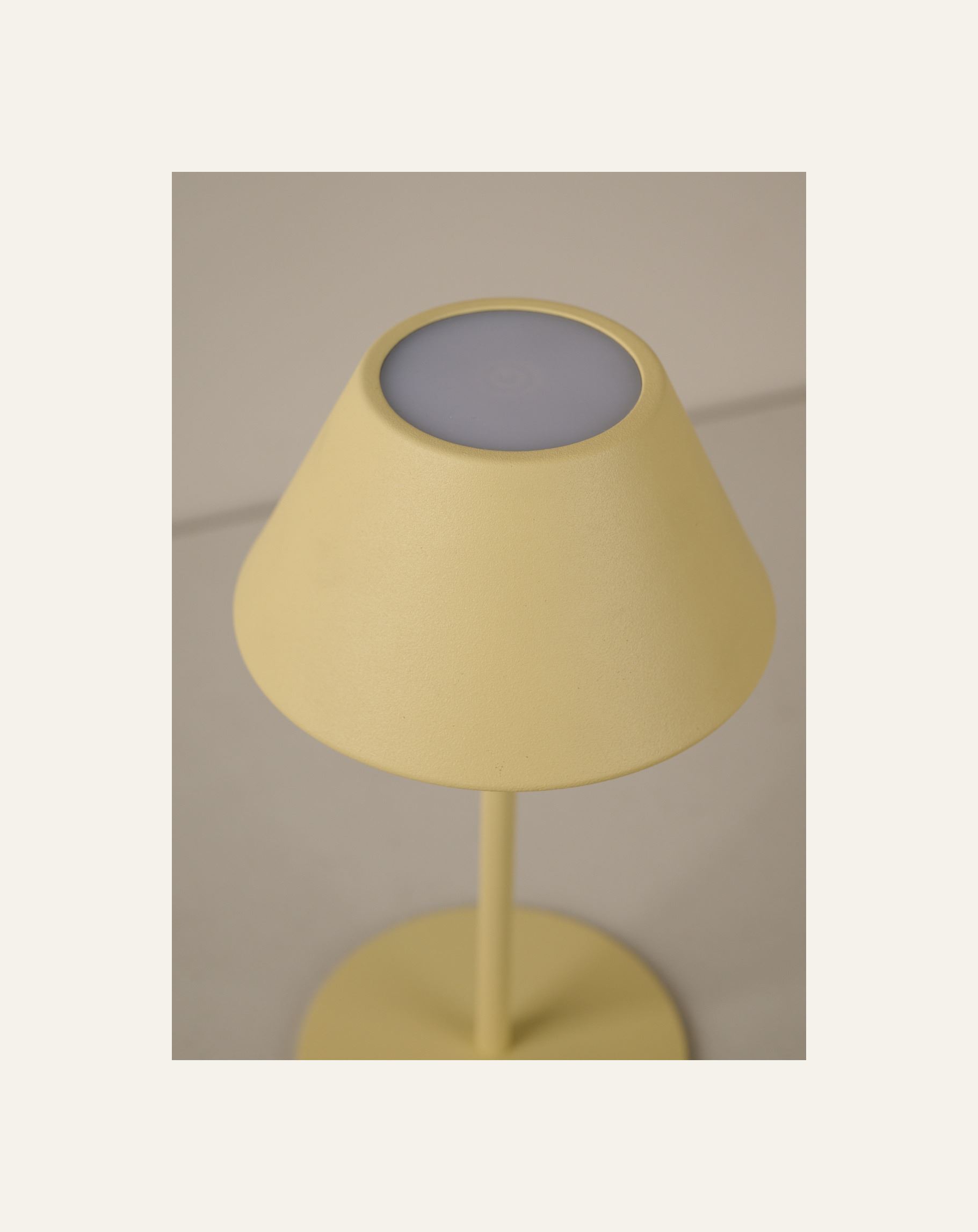 Patareitoitel valgusti hele kollane - 4