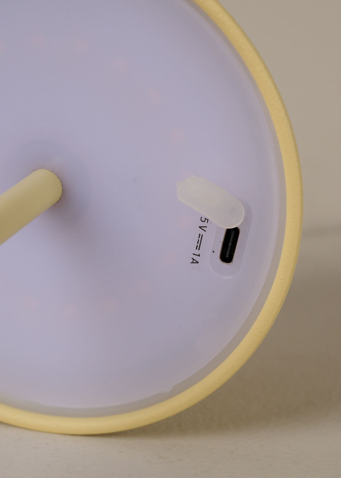 Patareitoitel valgusti hele kollane - 5