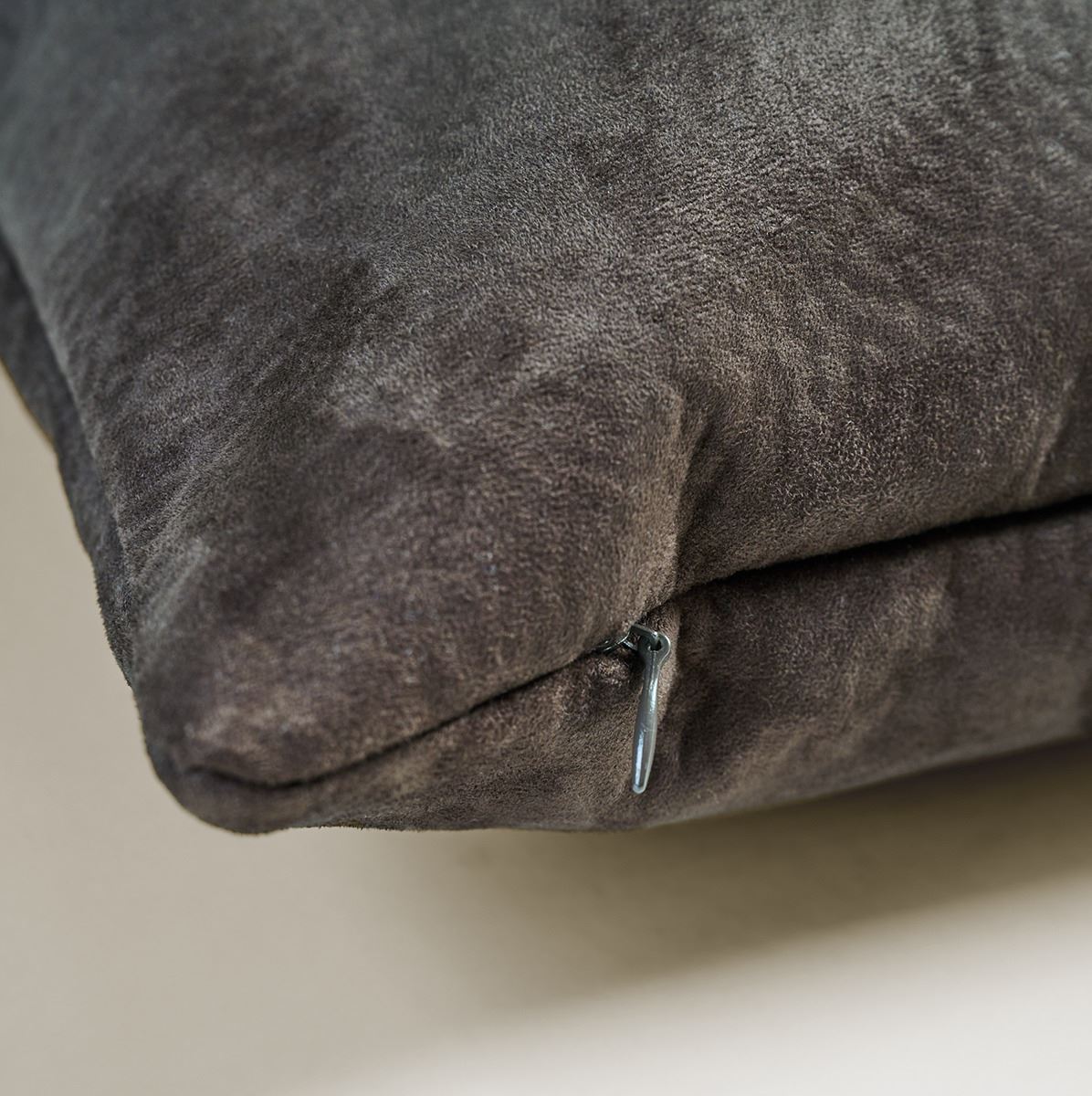 Dekoratiivpadi tumepruun - 2