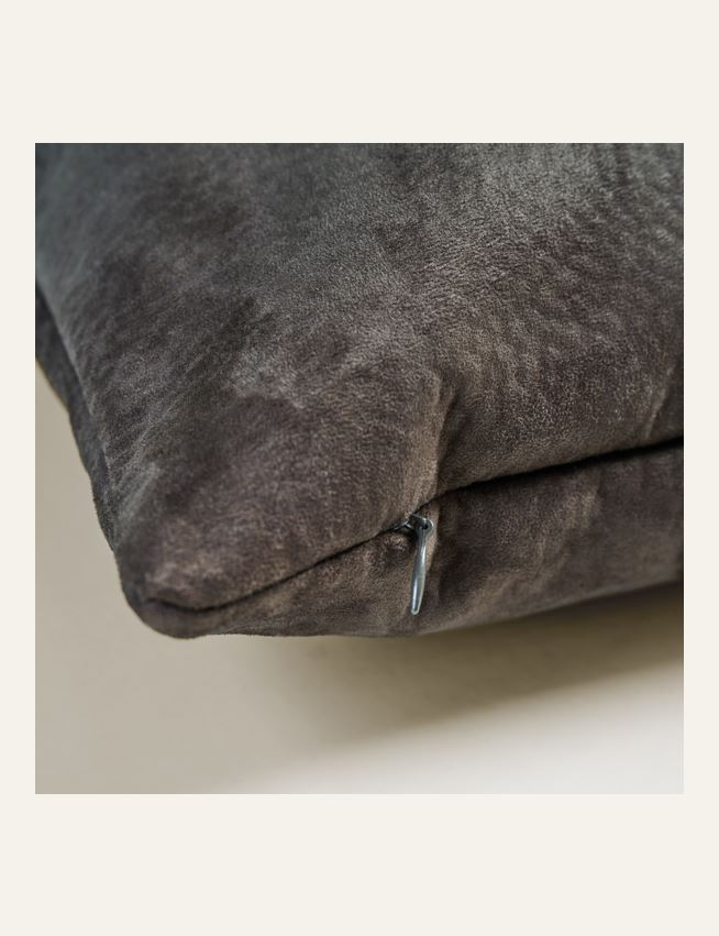 Dekoratiivpadi tumepruun - 2