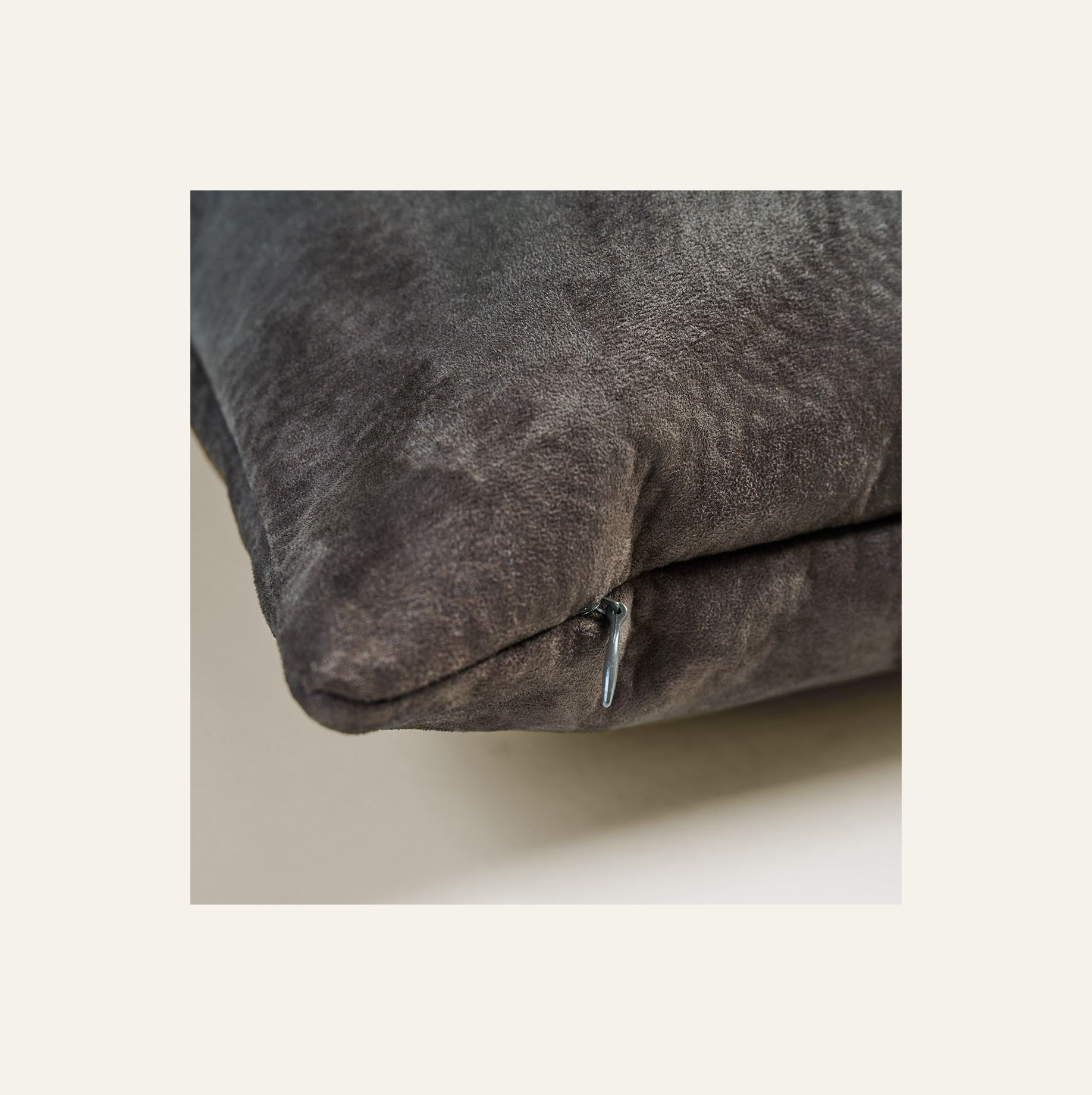 Dekoratiivpadi tumepruun - 2