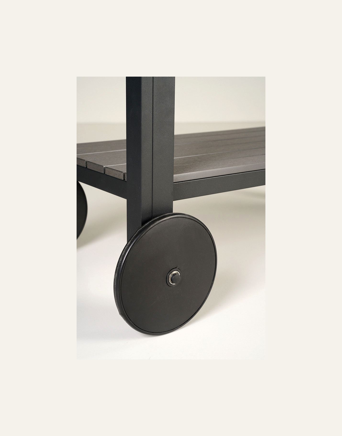 Ratastega riiul must - 2