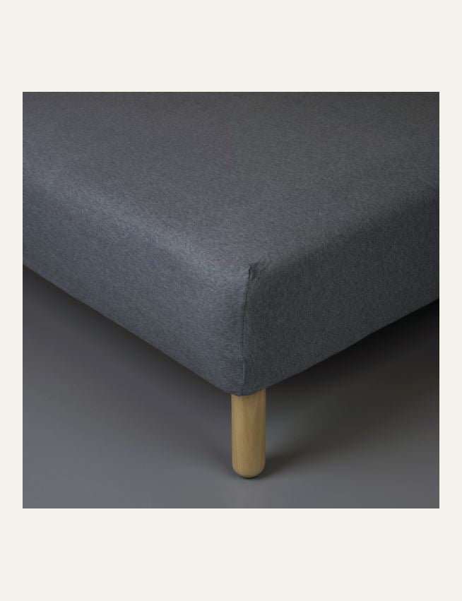 Voodilina kummiga hall - 2