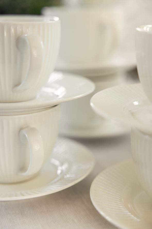 Tass alustaldrikuga valge - 2