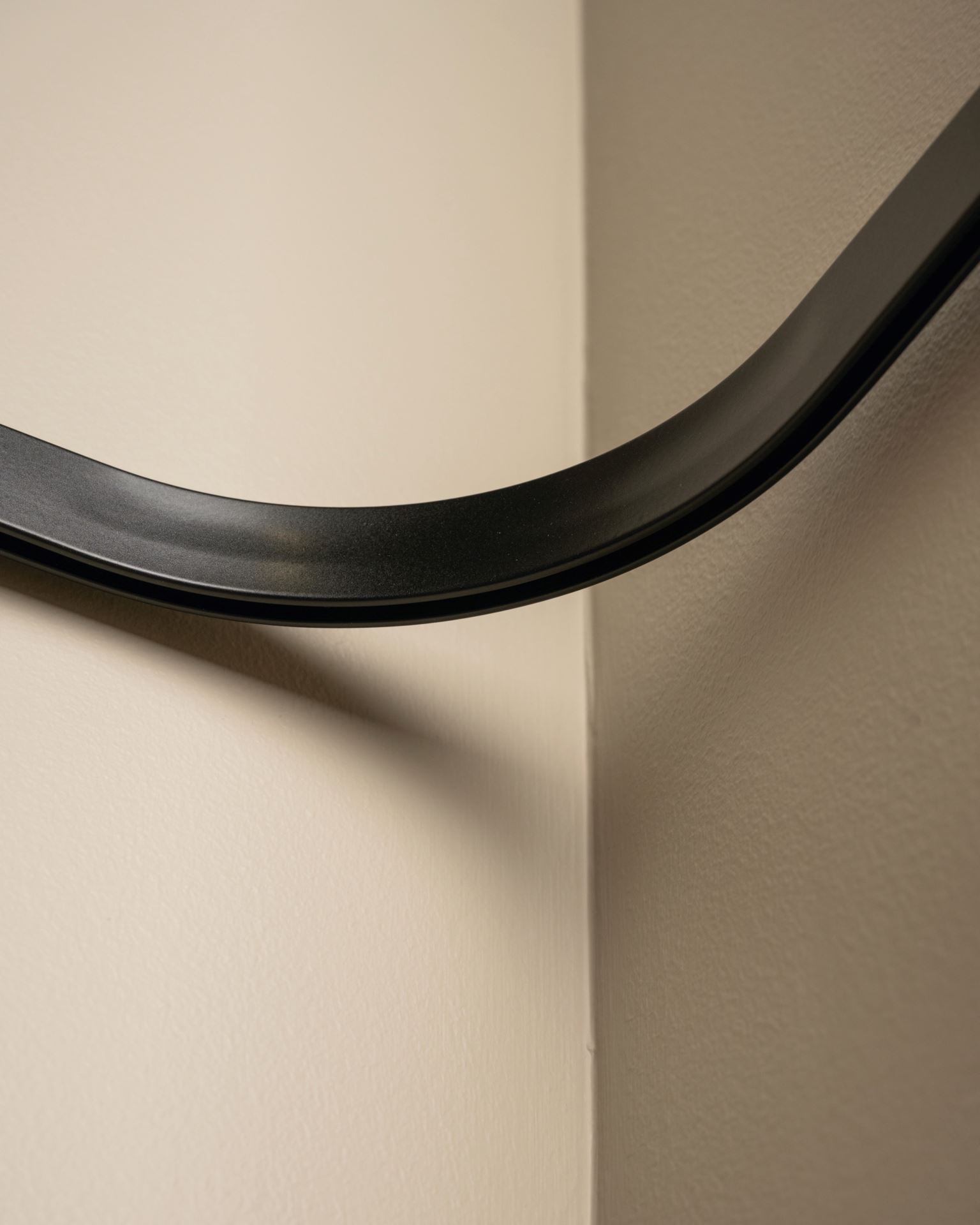 Kardinasiini nurgaliides 90° must - 3