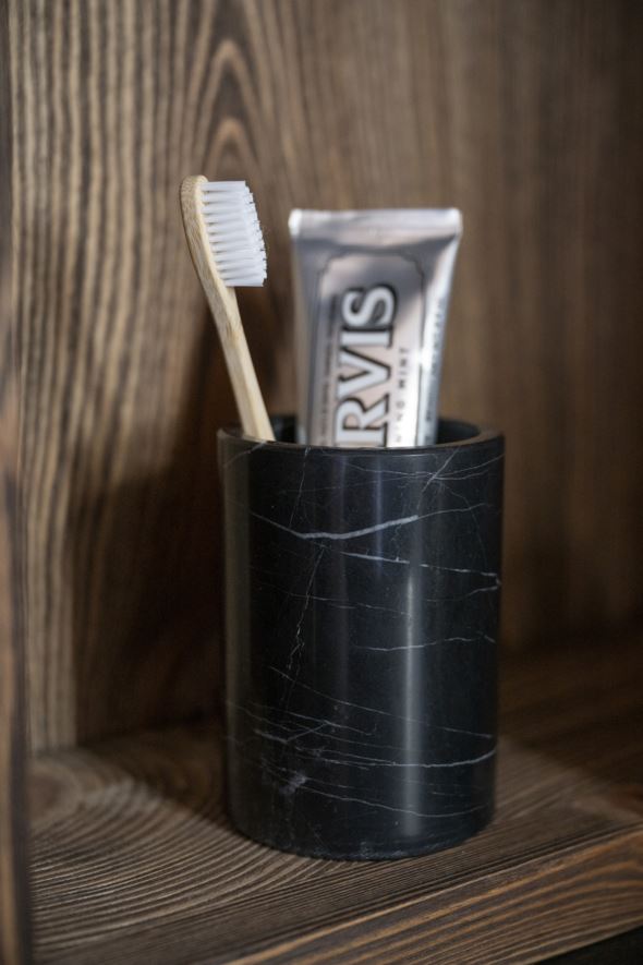 Hambaharjahoidja must - 2