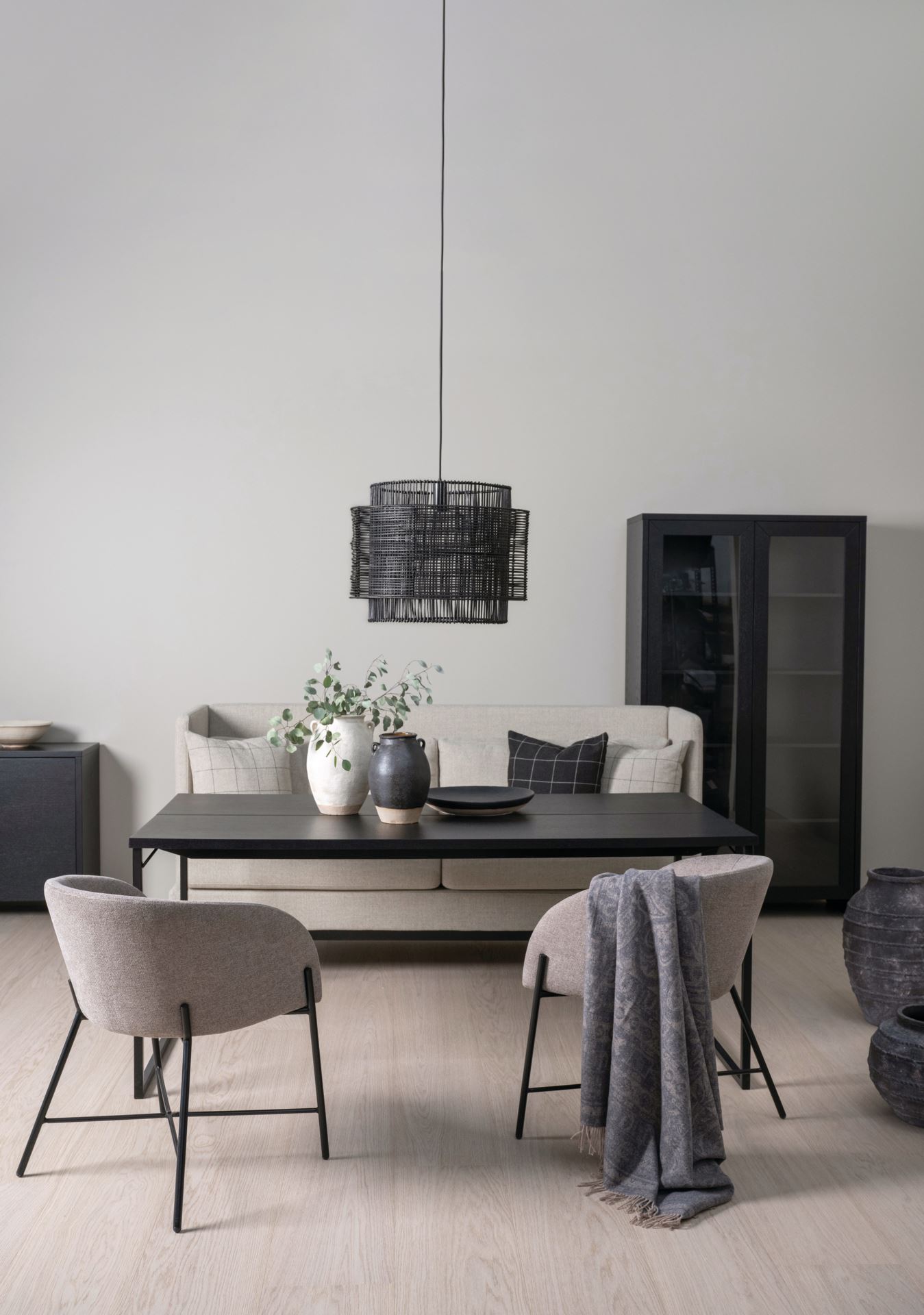 Söögilaud must - 2