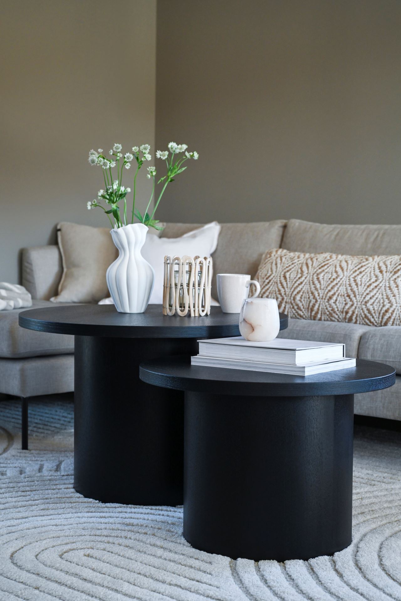 Diivanilaud must - 4