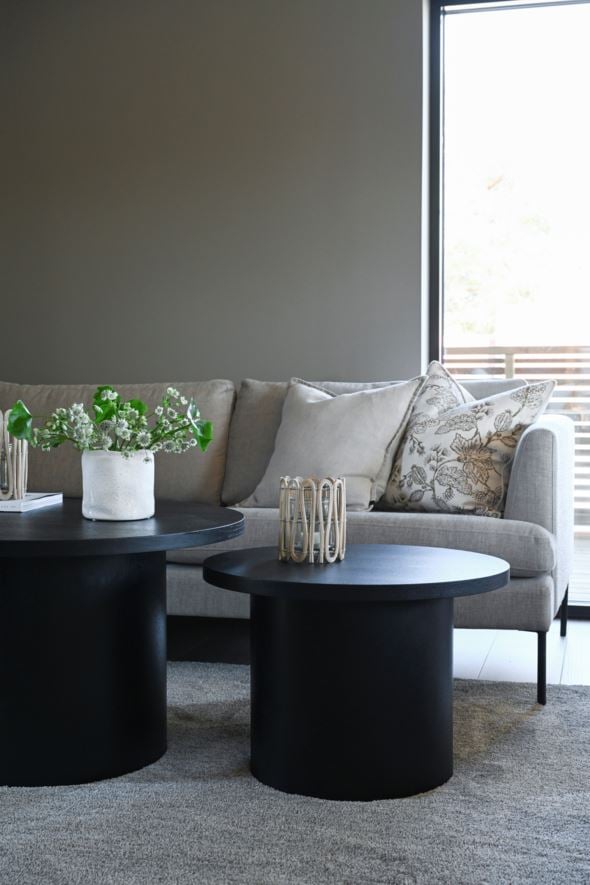 Diivanilaud must - 2