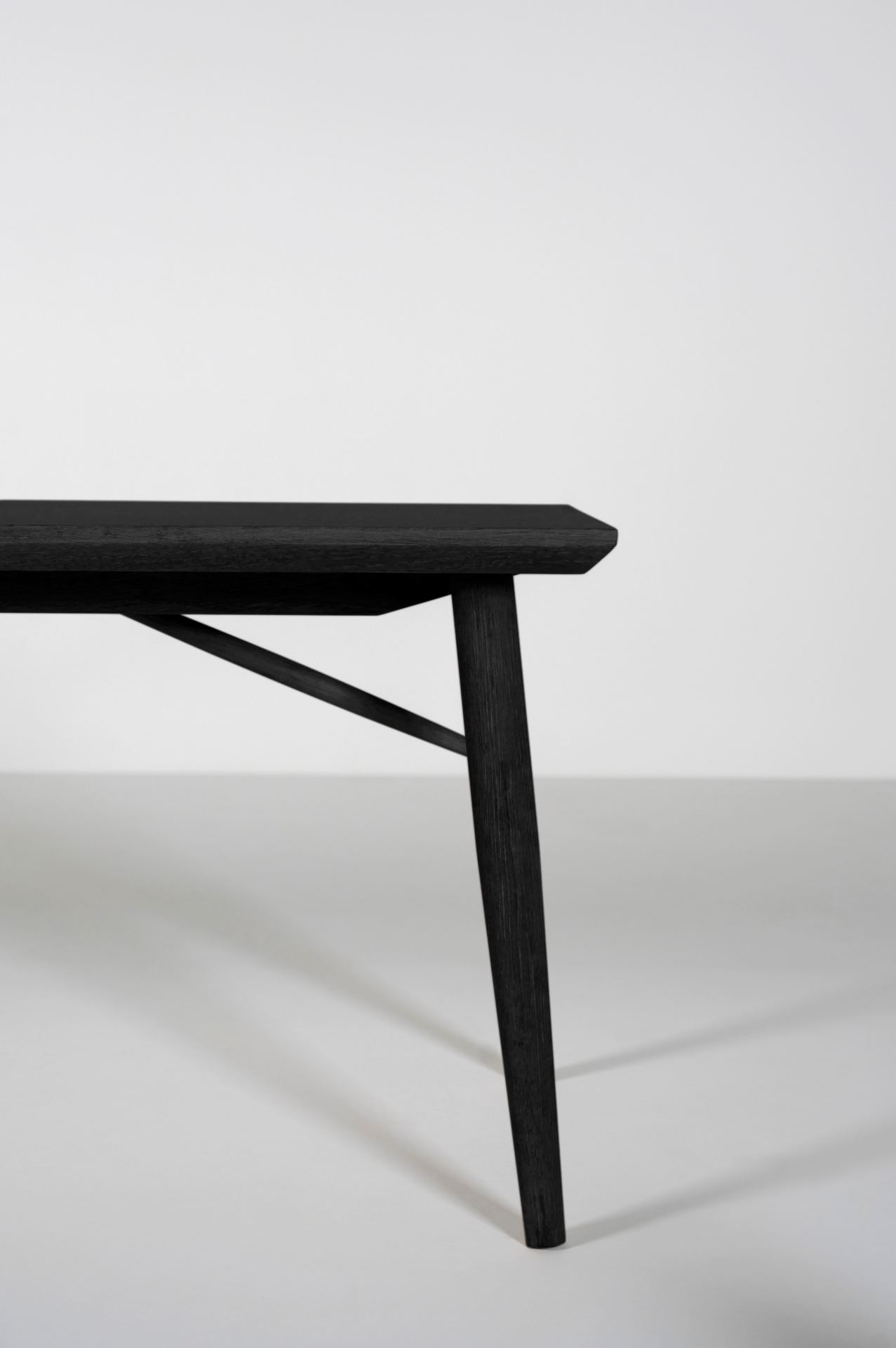 Söögilaua pink must - 2