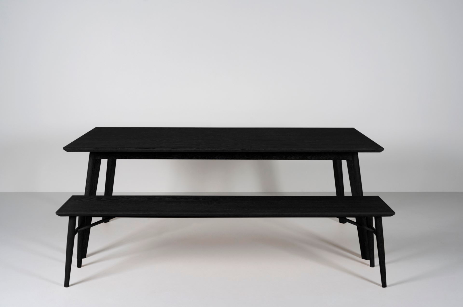 Söögilaud must - 2