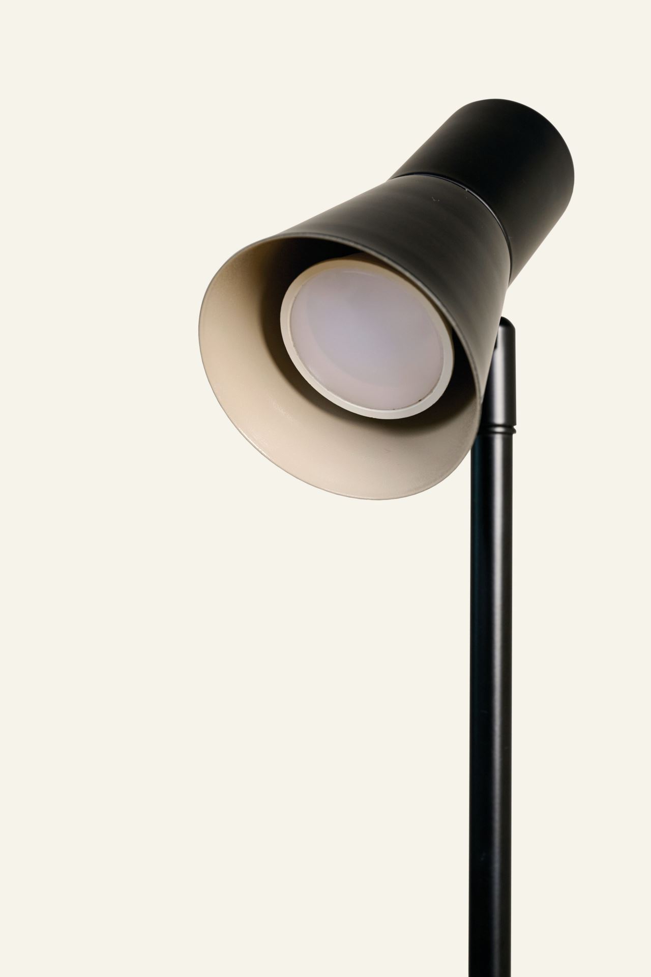 Põrandavalgusti must - 2