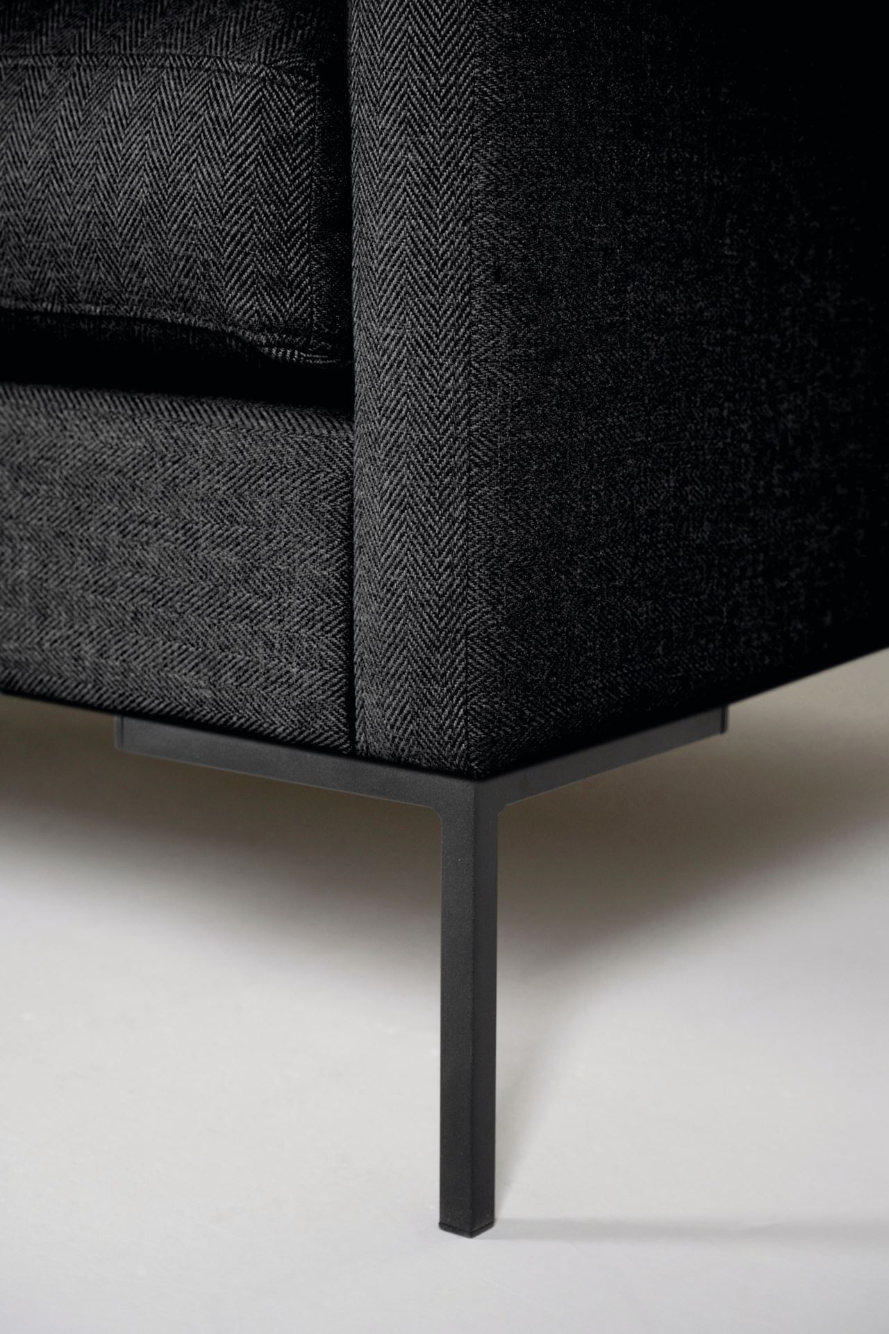 3-kohaline diivan must - 10