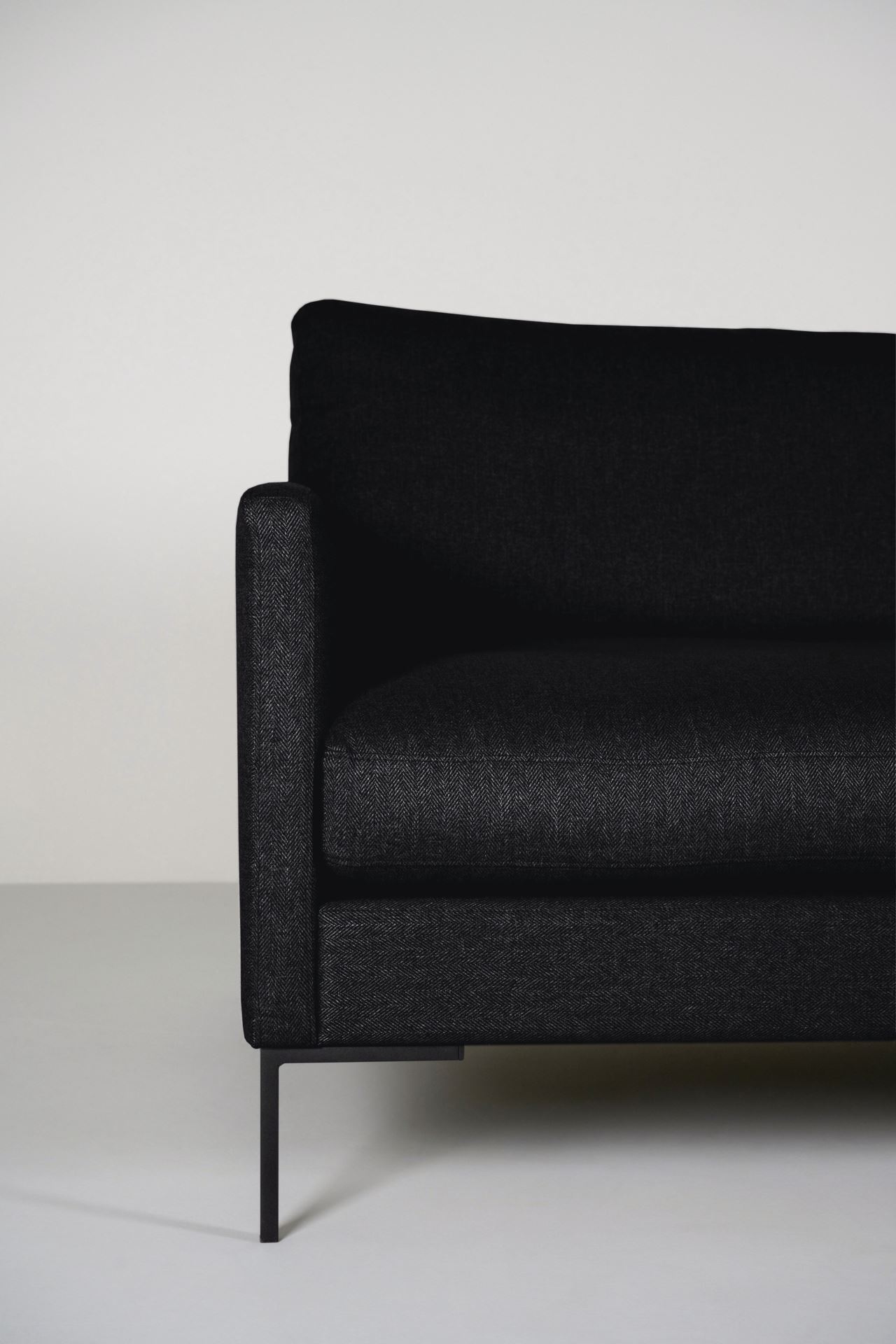 3-kohaline diivan must - 8