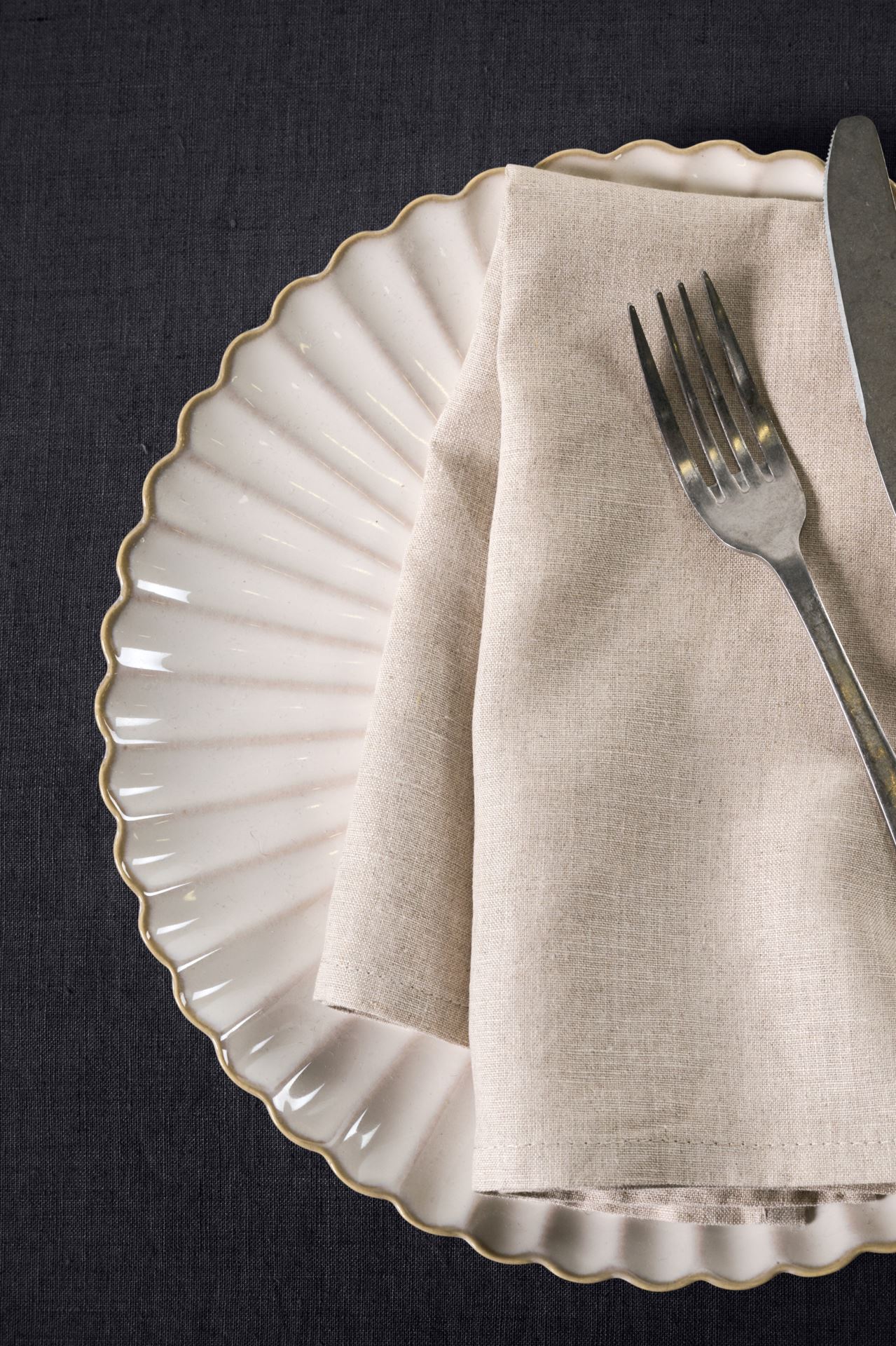 Linane laudlina must - 2